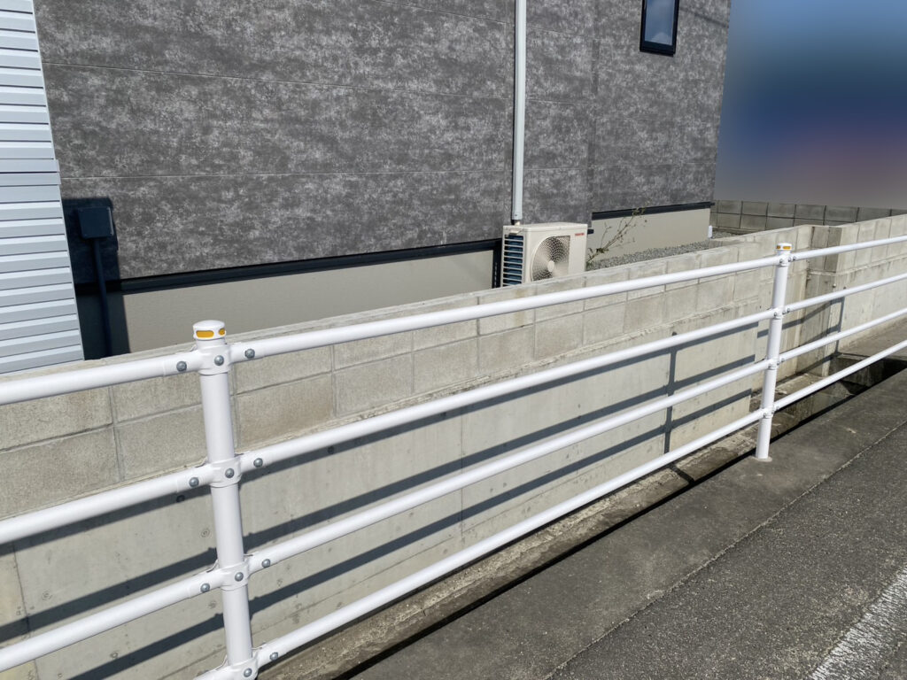 【三豊市豊中町Ｋ様邸】目隠しフェンス設置工事、本日着工⛑ (株)カインズガーデン｜香川県の庭リフォーム工事，庭仕舞い