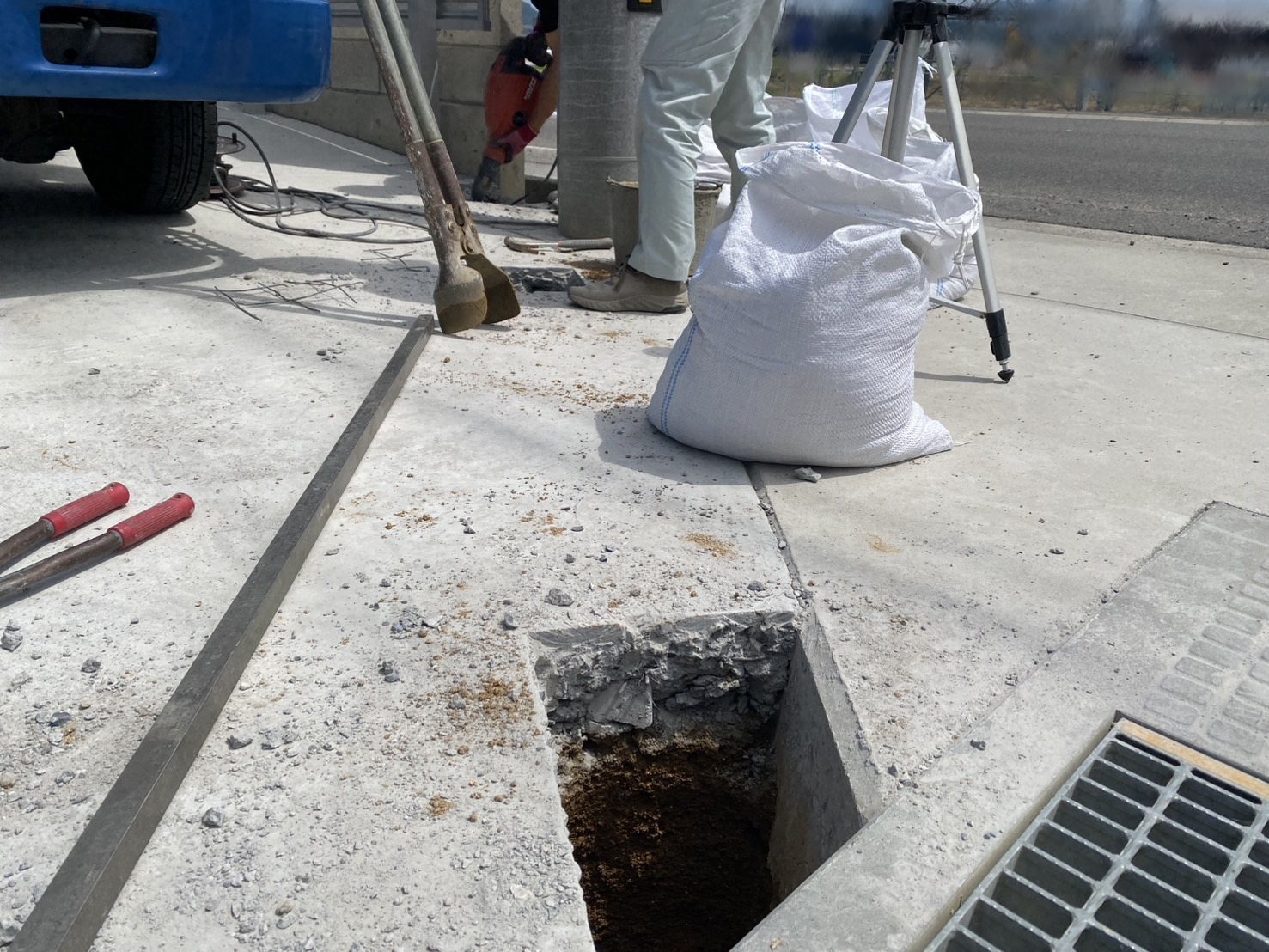 【三豊市豊中町Ｋ様邸】目隠しフェンス設置工事、本日着工⛑ (株)カインズガーデン｜香川県の庭リフォーム工事，庭仕舞い