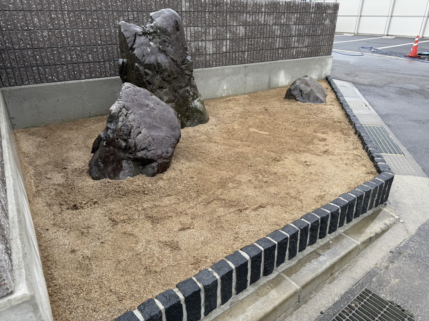 【高松市香南町法人様】庭石設置完了✨花壇内を防草シートで雑草対策中 (株)カインズガーデン|香川県の庭リフォーム工事 【高松市香南町法人様】庭石設置完了✨花壇内を防草シートで雑草対策中 (株)カインズガーデン|香川県の庭リフォーム工事