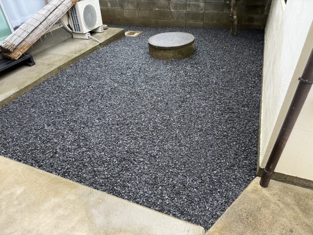 【高松市S様邸】敷石撤去&雑草対策工事で景観スッキリ✨手入れ要らず👌㊗完工 (株)カインズガーデン|香川県の庭仕舞い 【高松市S様邸】敷石撤去&雑草対策工事で景観スッキリ✨手入れ要らず👌㊗完工 (株)カインズガーデン|香川県の庭仕舞い