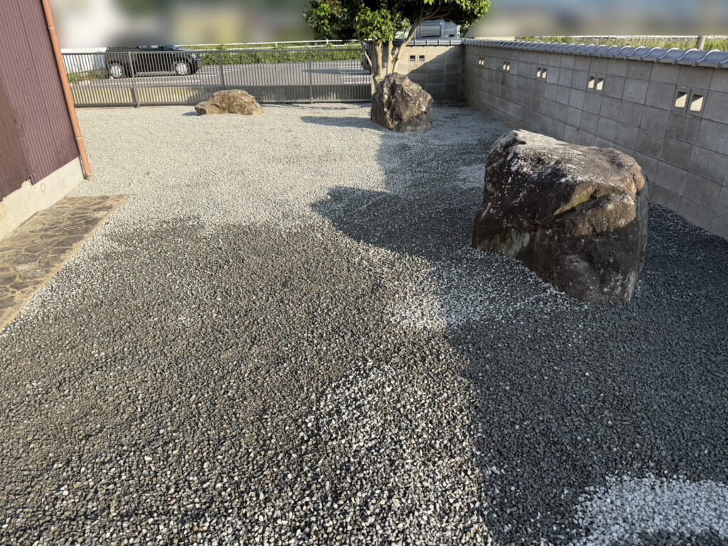 【三豊市山本町MO様邸】防草シートと砂利敷きでお庭全面雑草対策&仕上げ (株)カインズガーデン|香川県の庭仕舞い工事 【三豊市山本町MO様邸】防草シートと砂利敷きでお庭全面雑草対策&仕上げ (株)カインズガーデン|香川県の庭仕舞い工事