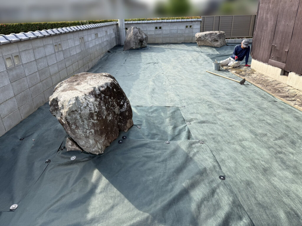 【三豊市山本町MO様邸】防草シートと砂利敷きでお庭全面雑草対策&仕上げ (株)カインズガーデン|香川県の庭仕舞い工事 【三豊市山本町MO様邸】防草シートと砂利敷きでお庭全面雑草対策&仕上げ (株)カインズガーデン|香川県の庭仕舞い工事
