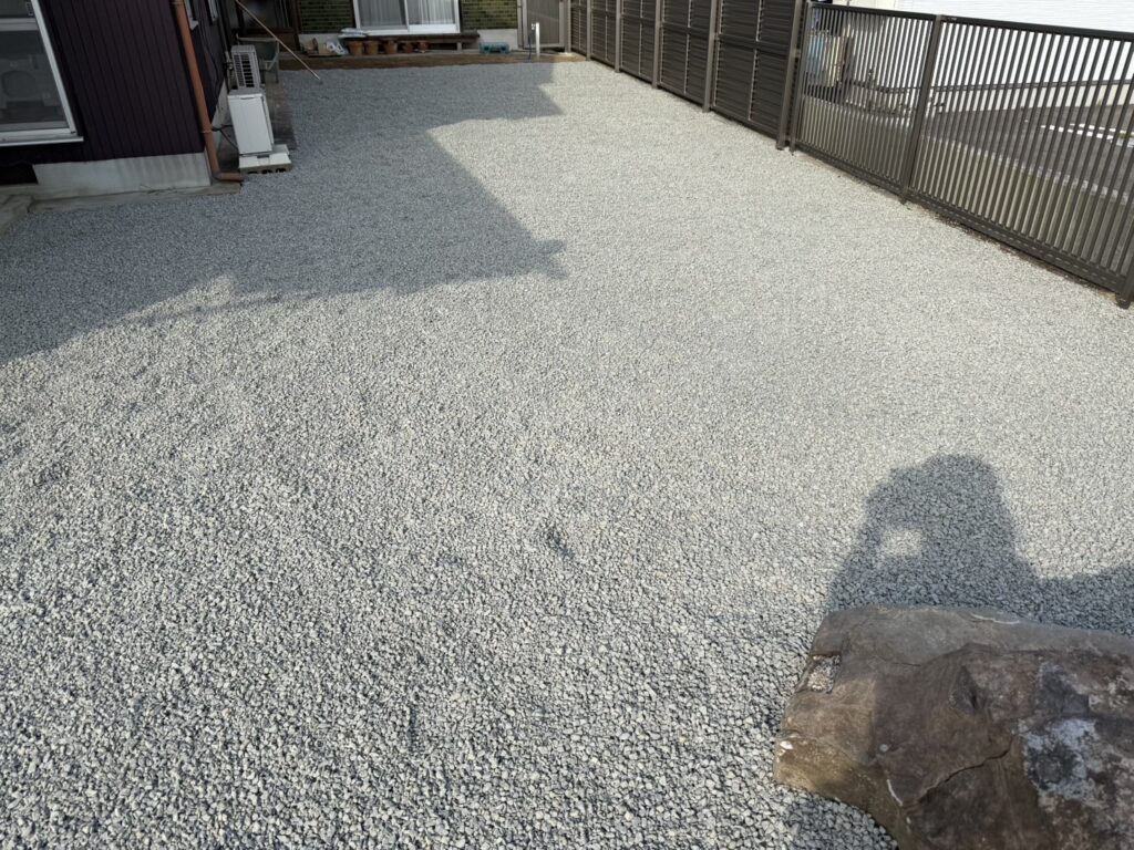【三豊市山本町MO様邸】防草シートと砂利敷きでお庭全面雑草対策&仕上げ (株)カインズガーデン|香川県の庭仕舞い工事 【三豊市山本町MO様邸】防草シートと砂利敷きでお庭全面雑草対策&仕上げ (株)カインズガーデン|香川県の庭仕舞い工事