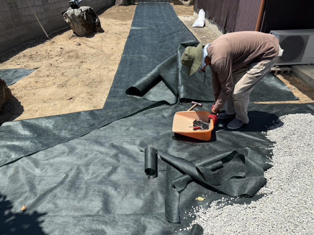 【三豊市山本町MO様邸】防草シートと砂利敷きでお庭全面雑草対策&仕上げ (株)カインズガーデン|香川県の庭仕舞い工事 【三豊市山本町MO様邸】防草シートと砂利敷きでお庭全面雑草対策&仕上げ (株)カインズガーデン|香川県の庭仕舞い工事
