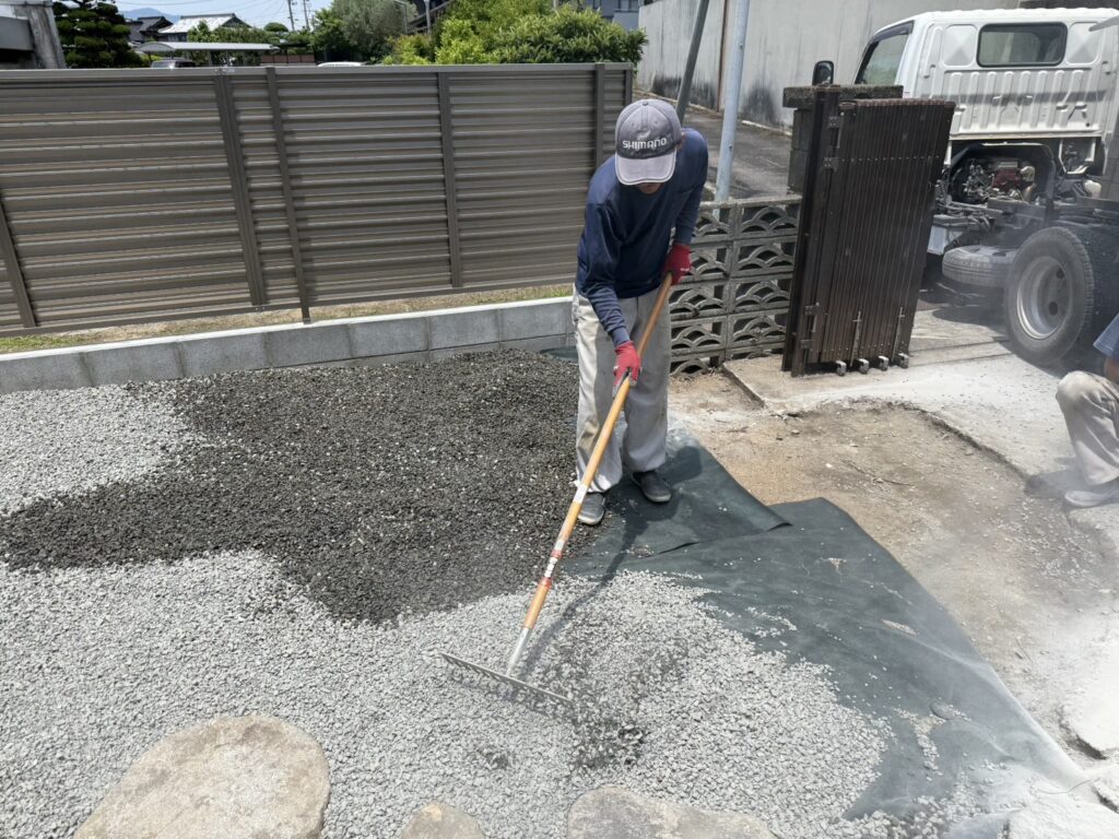 【三豊市山本町MO様邸】防草シートと砂利敷きでお庭全面雑草対策&仕上げ (株)カインズガーデン|香川県の庭仕舞い工事 【三豊市山本町MO様邸】防草シートと砂利敷きでお庭全面雑草対策&仕上げ (株)カインズガーデン|香川県の庭仕舞い工事