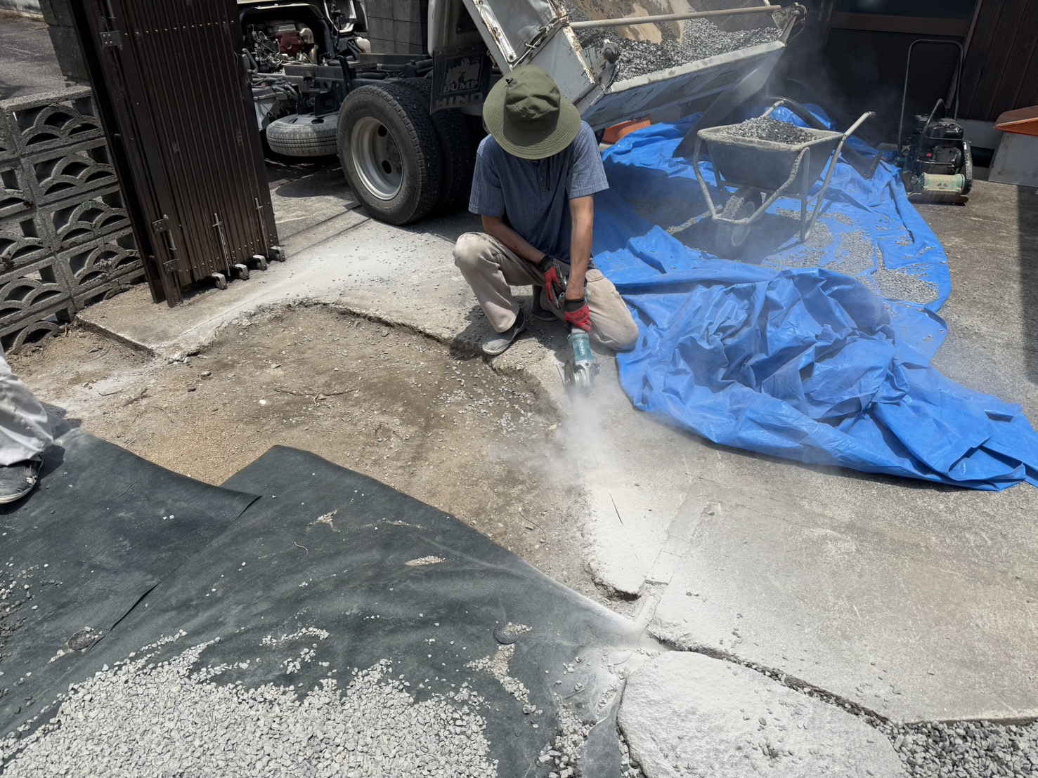 【三豊市山本町ＭＯ様邸】防草シートと砂利敷きでお庭全面雑草対策＆仕上げ (株)カインズガーデン｜香川県の庭仕舞い工事