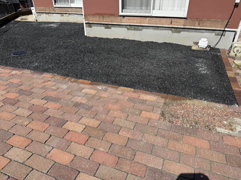 【高松市SA様邸】ウッドデッキ下の雑草対策完了✨新ウッドデッキ設置準備中 (株)カインズガーデン|香川県の庭リフォーム工事 【高松市SA様邸】ウッドデッキ下の雑草対策完了✨新ウッドデッキ設置準備中 (株)カインズガーデン|香川県の庭リフォーム工事