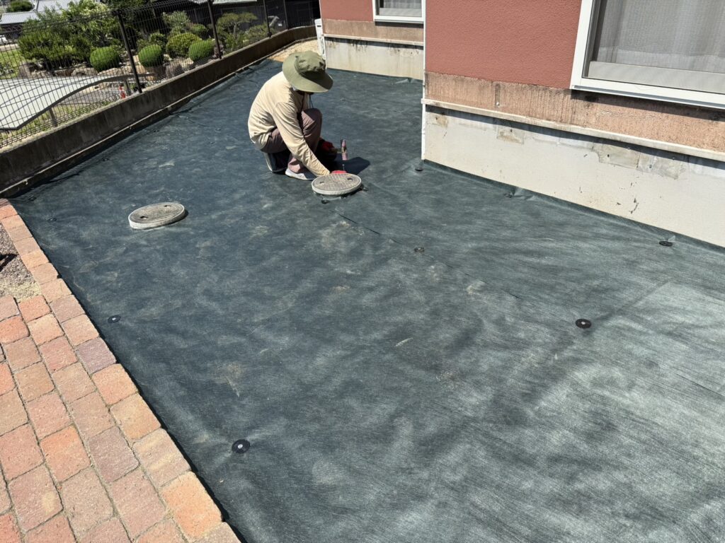 【高松市SA様邸】ウッドデッキ下の雑草対策完了✨新ウッドデッキ設置準備中 (株)カインズガーデン|香川県の庭リフォーム工事 【高松市SA様邸】ウッドデッキ下の雑草対策完了✨新ウッドデッキ設置準備中 (株)カインズガーデン|香川県の庭リフォーム工事