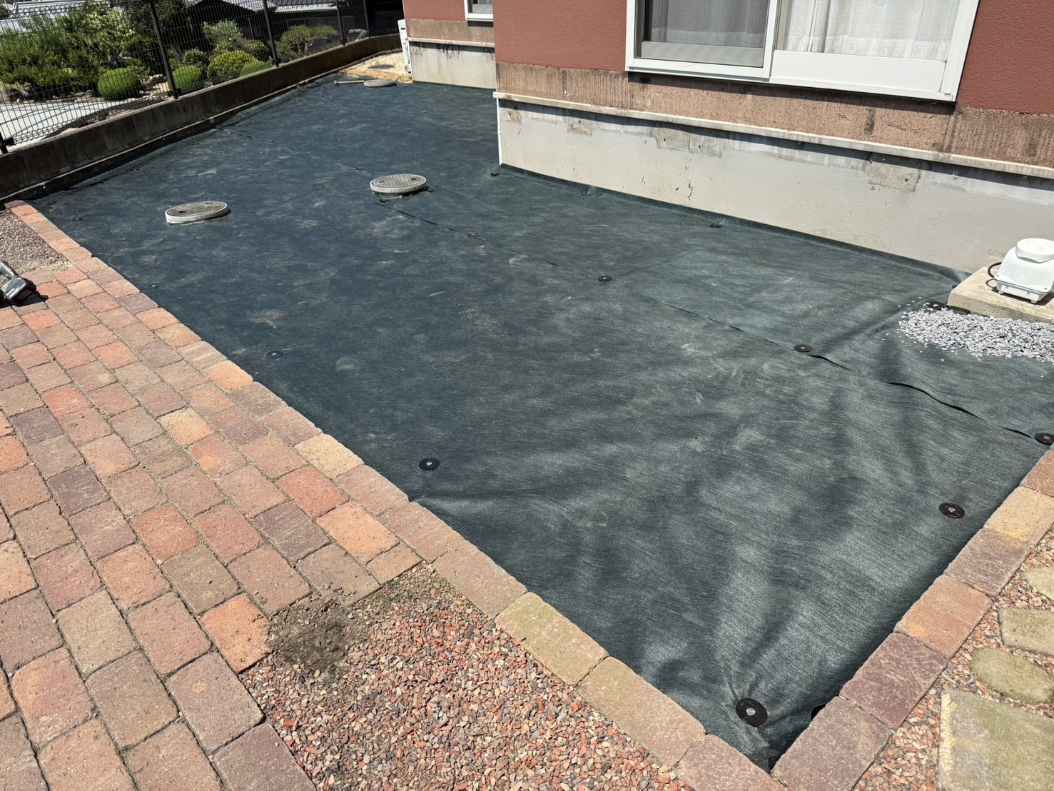 【高松市ＳＡ様邸】ウッドデッキ下の雑草対策完了✨新ウッドデッキ設置準備中 (株)カインズガーデン｜香川県の庭リフォーム工事