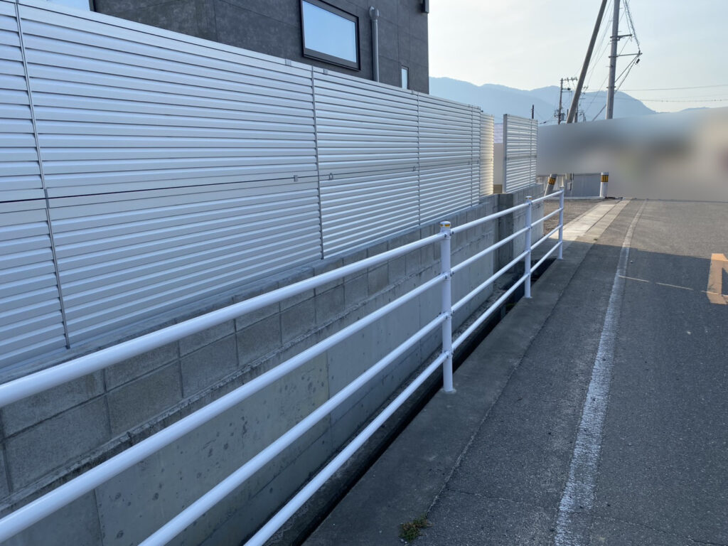 【三豊市豊中町Ｋ様邸】プライバシー保護で安心💓目隠しフェンス工事㊗完工 (株)カインズガーデン｜香川の庭リフォーム工事
