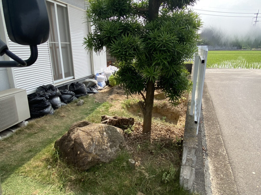 【高松市K様邸】人工芝や天然芝撤去し駐車場拡張&庭木伐採等、庭リフォーム工事着工⛑ (株)カインズガーデン|香川の庭仕舞い 【高松市K様邸】人工芝や天然芝撤去し駐車場拡張&庭木伐採等、庭リフォーム工事着工⛑ (株)カインズガーデン|香川の庭仕舞い