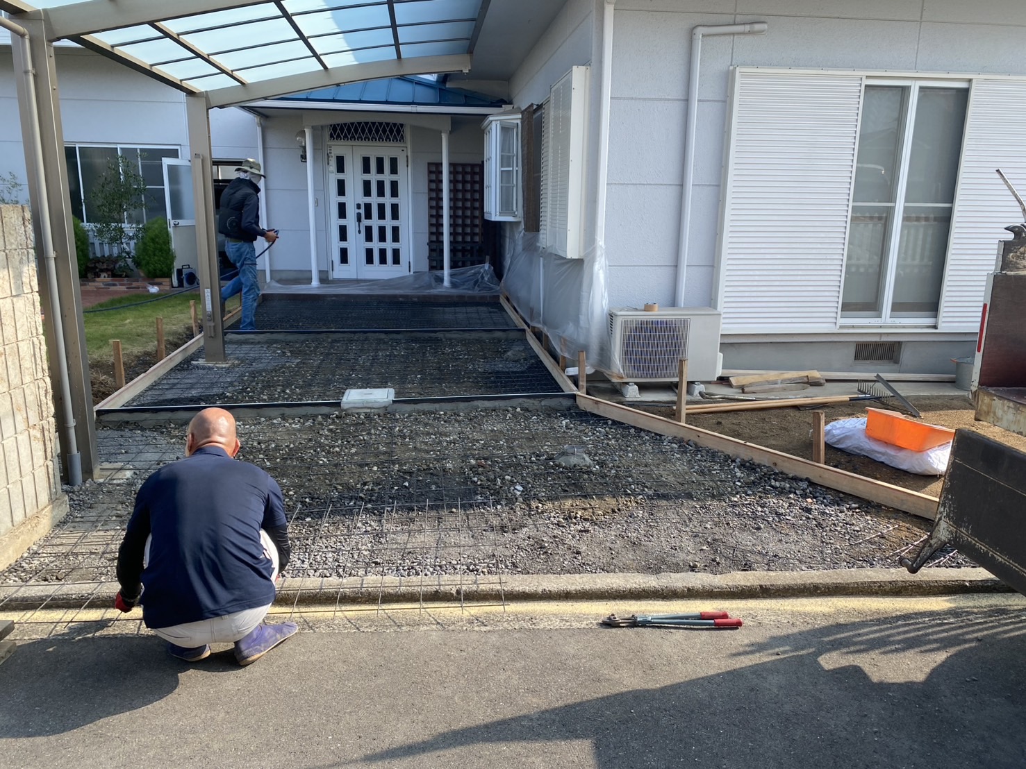 【高松市Ｋ様邸】広くなった駐車スペースに土間コンクリートを打設します (株)カインズガーデン｜香川県の庭リフォーム工事