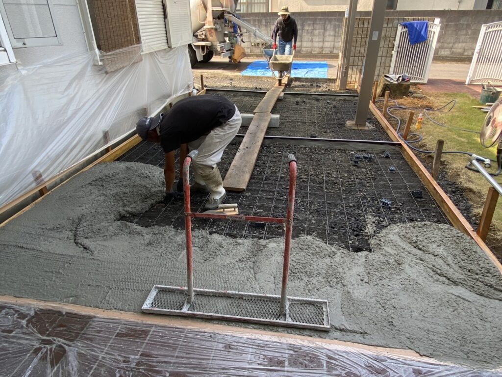 【高松市K様邸】広くなった駐車スペースに土間コンクリートを打設します (株)カインズガーデン|香川県の庭リフォーム工事 【高松市K様邸】広くなった駐車スペースに土間コンクリートを打設します (株)カインズガーデン|香川県の庭リフォーム工事