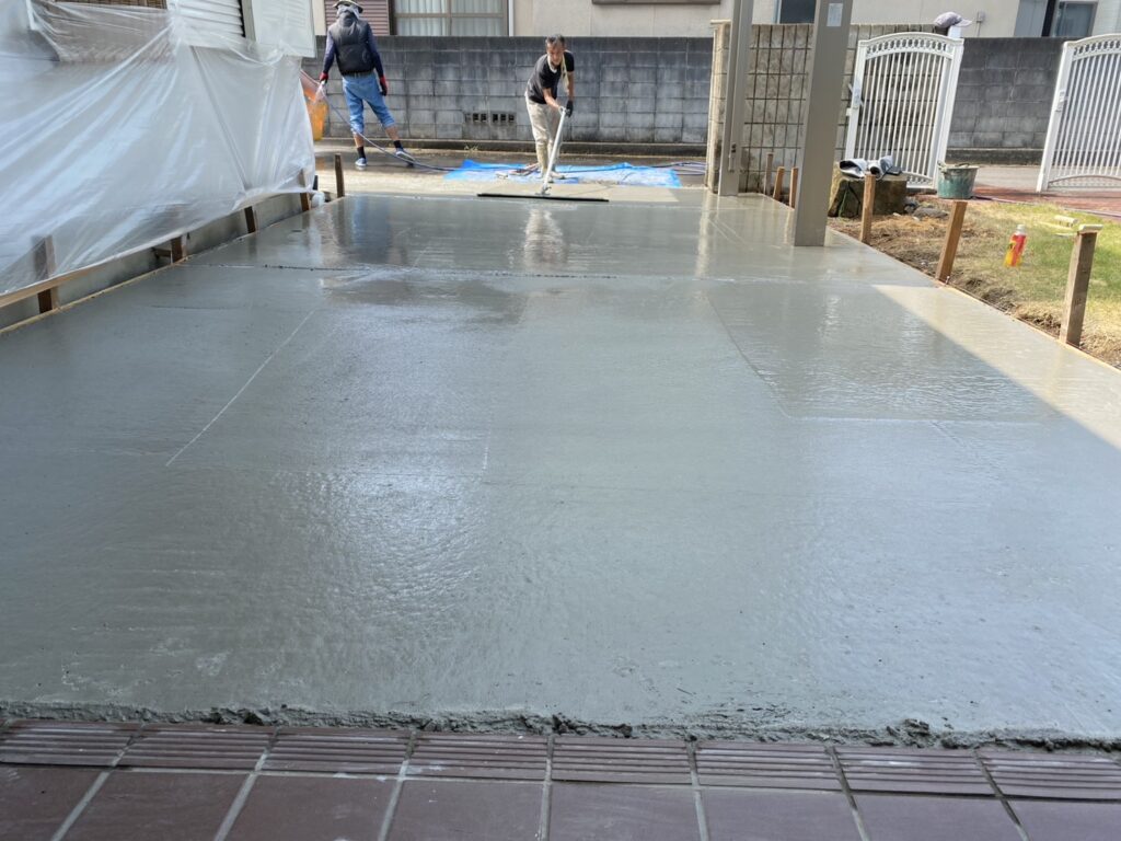 【高松市Ｋ様邸】広くなった駐車スペースに土間コンクリートを打設します (株)カインズガーデン｜香川県の庭リフォーム工事