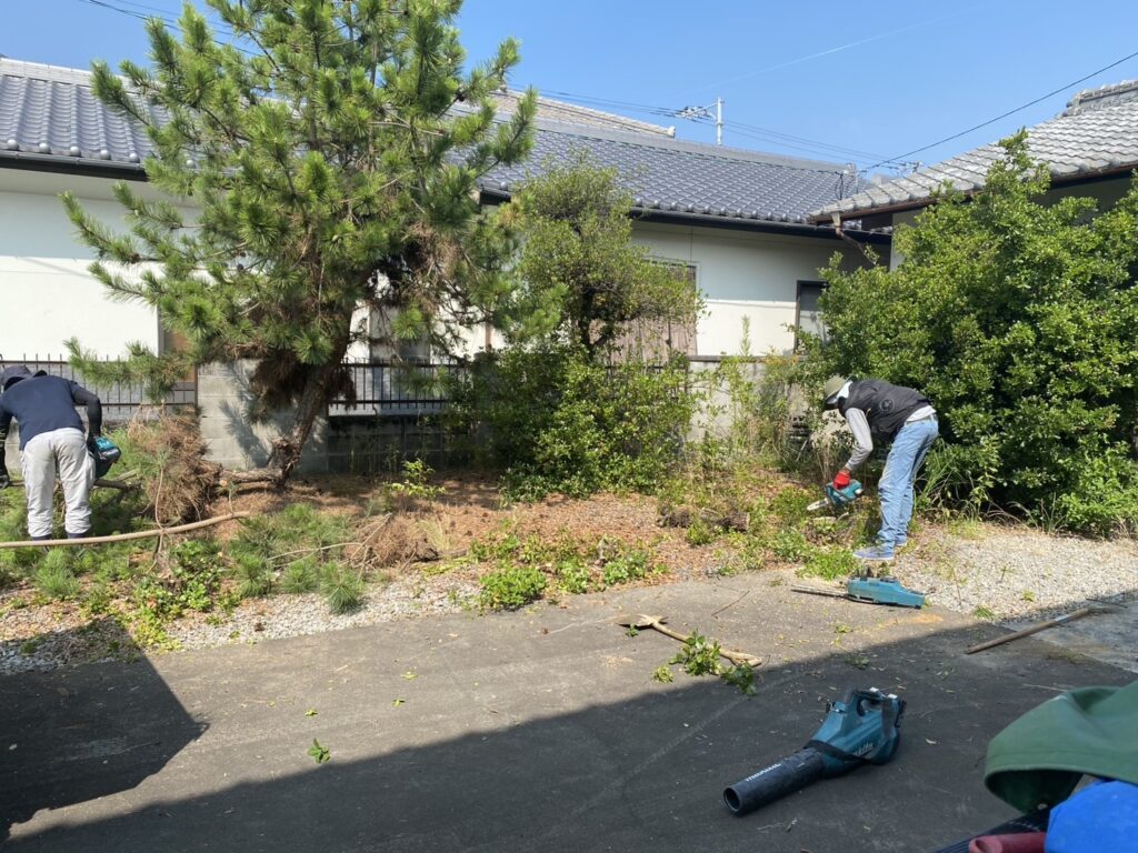 【多度津町Y様邸】庭木や雑草撤去し雑草対策✊本日着工⛑ (株)カインズガーデン|香川県の雑草対策工事,庭仕舞い工事 【多度津町Y様邸】庭木や雑草撤去し雑草対策✊本日着工⛑ (株)カインズガーデン|香川県の雑草対策工事,庭仕舞い工事