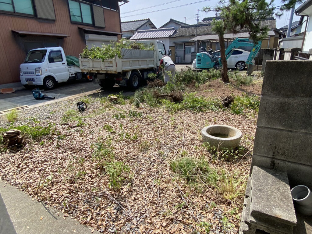 【多度津町Y様邸】庭木や雑草撤去し雑草対策✊本日着工⛑ (株)カインズガーデン|香川県の雑草対策工事,庭仕舞い工事 【多度津町Y様邸】庭木や雑草撤去し雑草対策✊本日着工⛑ (株)カインズガーデン|香川県の雑草対策工事,庭仕舞い工事