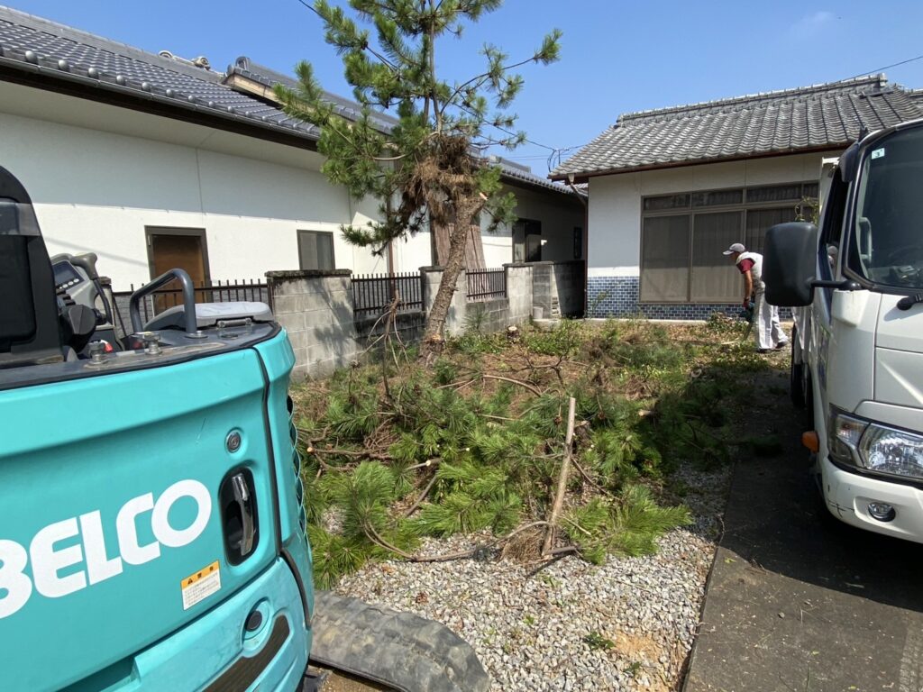 【多度津町Y様邸】庭木や雑草撤去し雑草対策✊本日着工⛑ (株)カインズガーデン|香川県の雑草対策工事,庭仕舞い工事 【多度津町Y様邸】庭木や雑草撤去し雑草対策✊本日着工⛑ (株)カインズガーデン|香川県の雑草対策工事,庭仕舞い工事