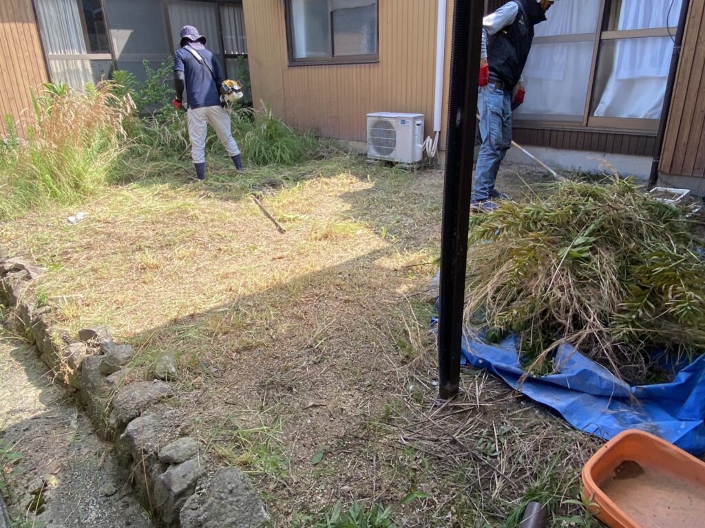 【多度津町Y様邸】庭木や雑草撤去し雑草対策✊本日着工⛑ (株)カインズガーデン|香川県の雑草対策工事,庭仕舞い工事 【多度津町Y様邸】庭木や雑草撤去し雑草対策✊本日着工⛑ (株)カインズガーデン|香川県の雑草対策工事,庭仕舞い工事