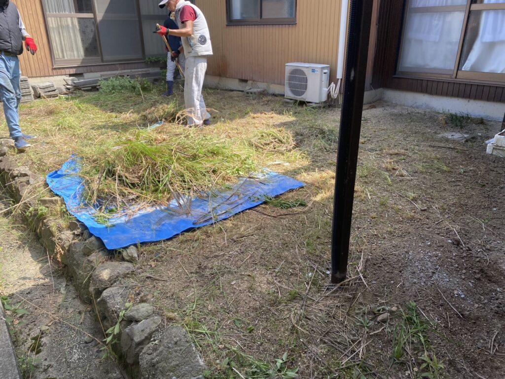 【多度津町Y様邸】庭木や雑草撤去し雑草対策✊本日着工⛑ (株)カインズガーデン|香川県の雑草対策工事,庭仕舞い工事 【多度津町Y様邸】庭木や雑草撤去し雑草対策✊本日着工⛑ (株)カインズガーデン|香川県の雑草対策工事,庭仕舞い工事