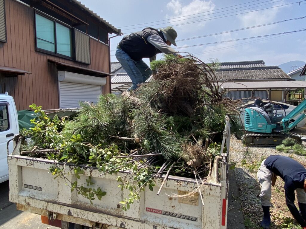 【多度津町Y様邸】庭木や雑草撤去し雑草対策✊本日着工⛑ (株)カインズガーデン|香川県の雑草対策工事,庭仕舞い工事 【多度津町Y様邸】庭木や雑草撤去し雑草対策✊本日着工⛑ (株)カインズガーデン|香川県の雑草対策工事,庭仕舞い工事