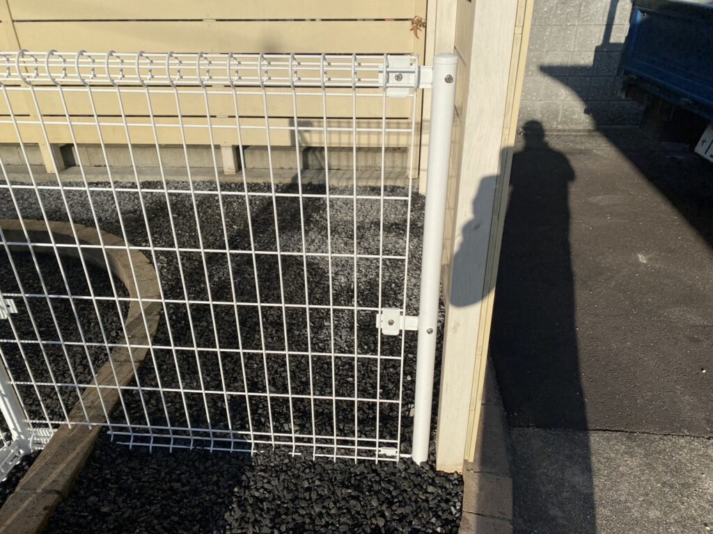 【高松市I様邸】ドッグラン囲いのフェンス・門扉設置完了🐶 (株)カインズガーデン|香川県の雑草対策,庭リフォーム工事 【高松市I様邸】ドッグラン囲いのフェンス・門扉設置完了🐶 (株)カインズガーデン|香川県の雑草対策,庭リフォーム工事