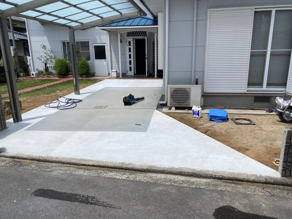 【高松市Ｋ様邸】広々駐車場のコンクリート完成✨物置下は打ち直し完了 (株)カインズガーデン｜香川県の庭リフォーム工事