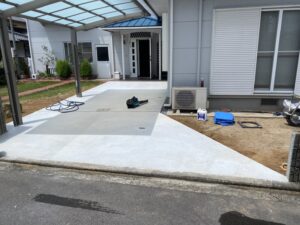 【高松市Ｋ様邸】広々駐車場のコンクリート完成✨物置下は打ち直し完了 (株)カインズガーデン｜香川県の庭リフォーム工事