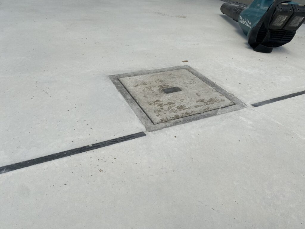 【高松市Ｋ様邸】広々駐車場のコンクリート完成✨物置下は打ち直し完了 (株)カインズガーデン｜香川県の庭リフォーム工事