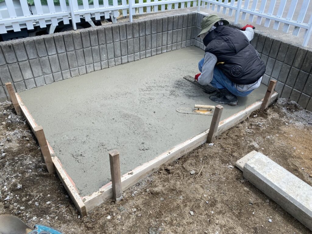 【高松市Ｋ様邸】広々駐車場のコンクリート完成✨物置下は打ち直し完了 (株)カインズガーデン｜香川県の庭リフォーム工事