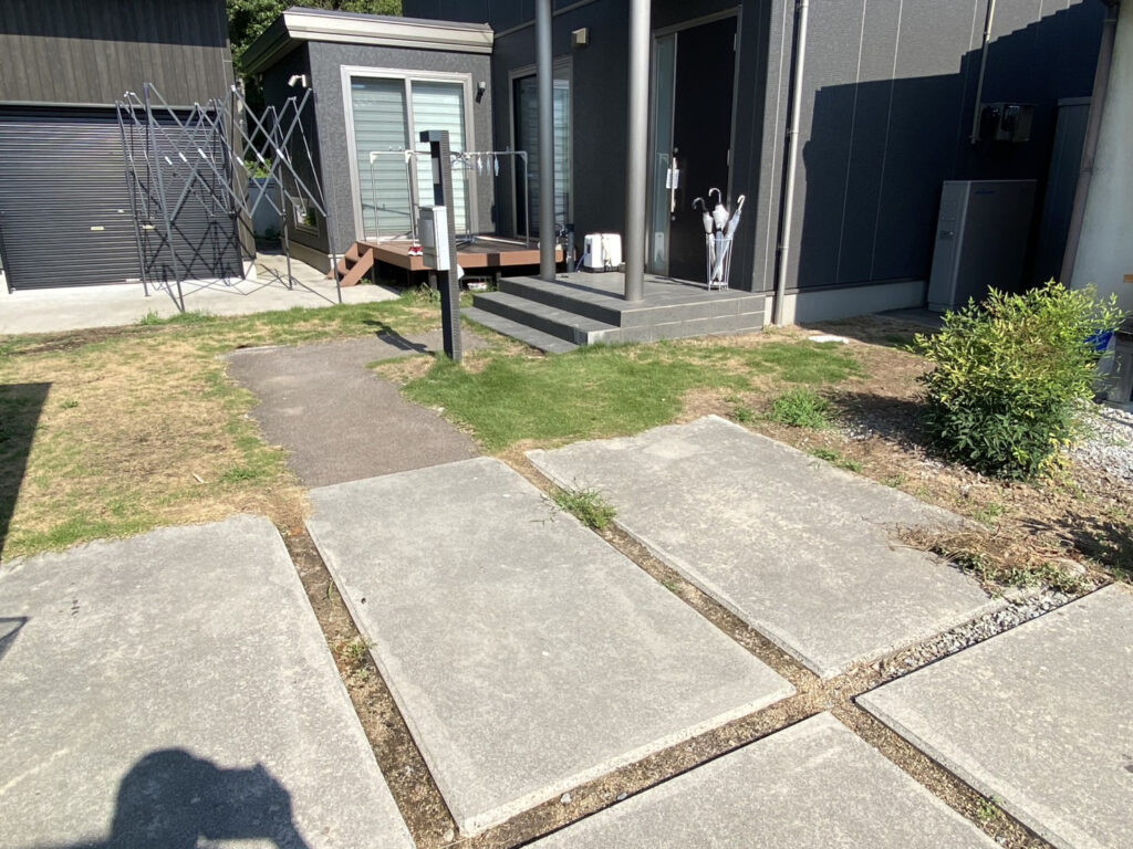 【綾川町Ｏ様邸】天然芝を撤去し、高品質人工芝にリフォーム⛑本日着工です (株)カインズガーデン｜香川県の庭リフォーム工事
