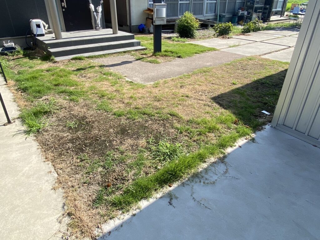【綾川町Ｏ様邸】天然芝を撤去し、高品質人工芝にリフォーム⛑本日着工です (株)カインズガーデン｜香川県の庭リフォーム工事
