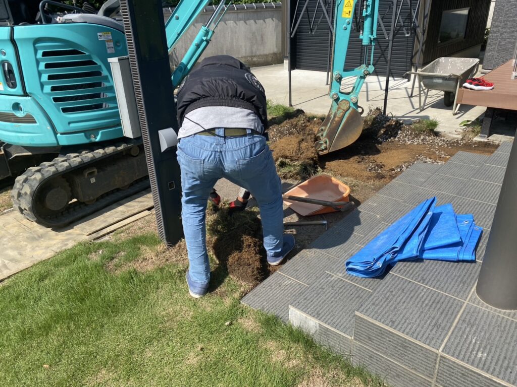 【綾川町Ｏ様邸】天然芝を撤去し、高品質人工芝にリフォーム⛑本日着工です (株)カインズガーデン｜香川県の庭リフォーム工事