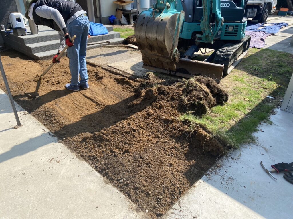 【綾川町Ｏ様邸】天然芝を撤去し、高品質人工芝にリフォーム⛑本日着工です (株)カインズガーデン｜香川県の庭リフォーム工事