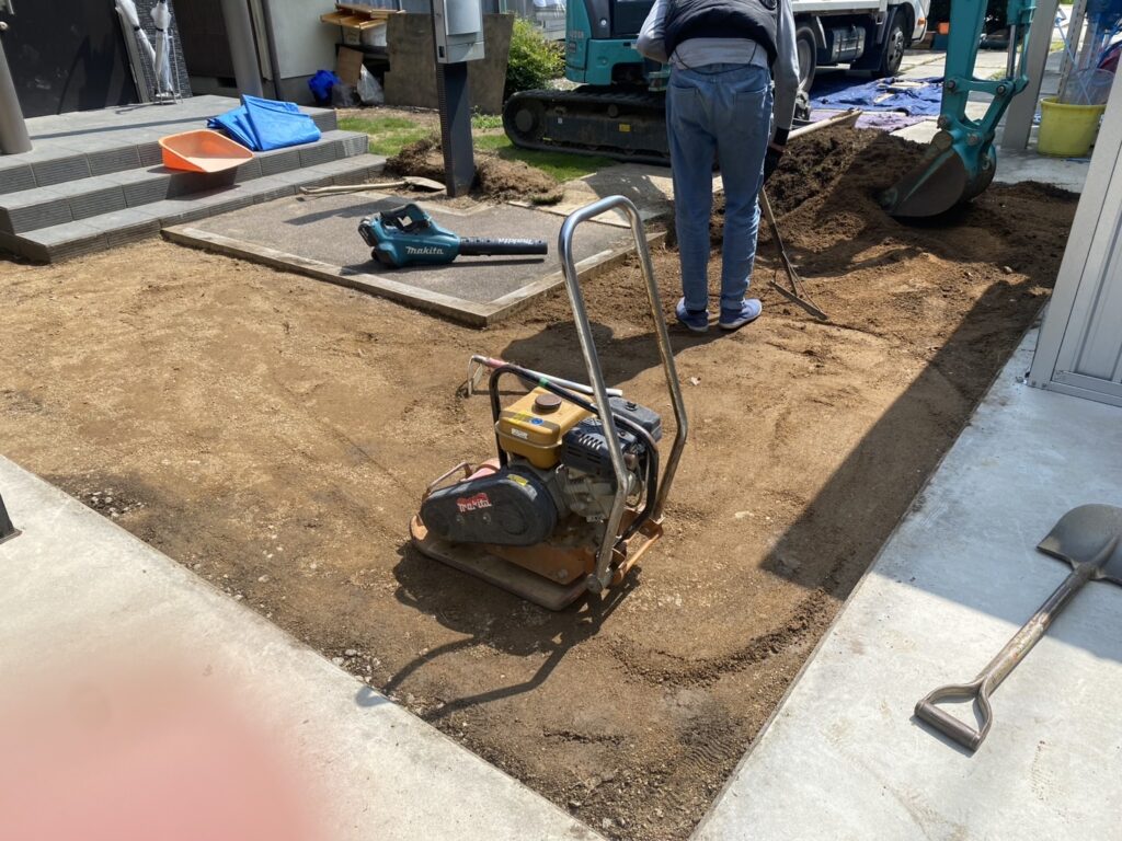 【綾川町Ｏ様邸】天然芝を撤去し、高品質人工芝にリフォーム⛑本日着工です (株)カインズガーデン｜香川県の庭リフォーム工事