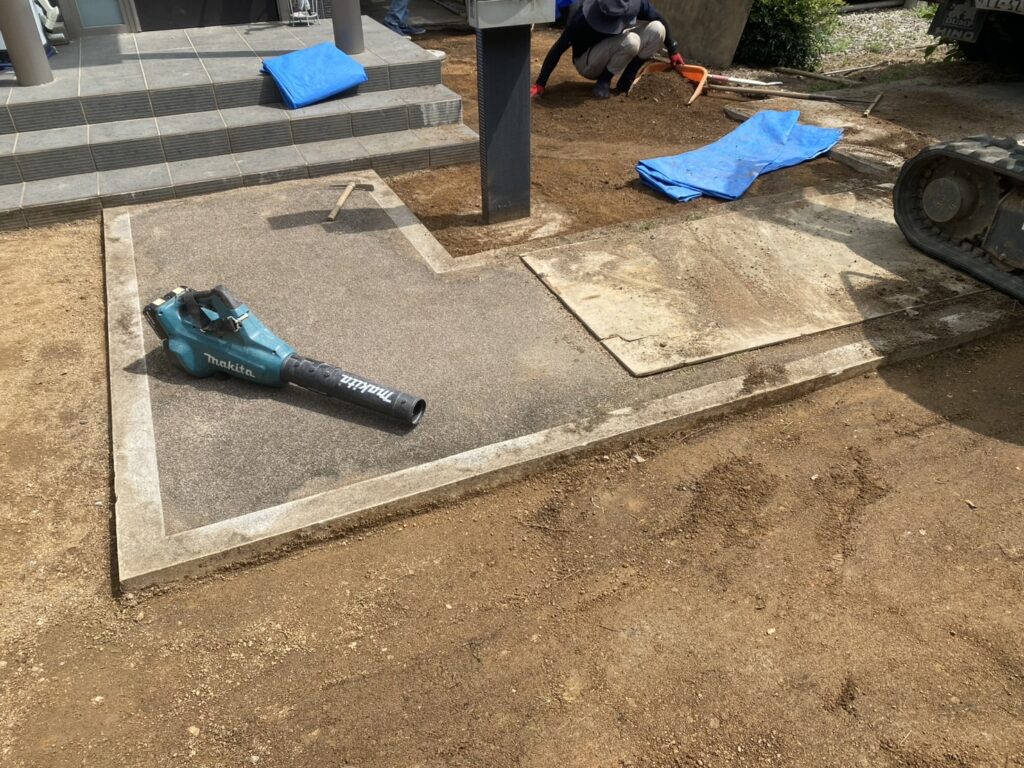 【綾川町Ｏ様邸】天然芝を撤去し、高品質人工芝にリフォーム⛑本日着工です (株)カインズガーデン｜香川県の庭リフォーム工事