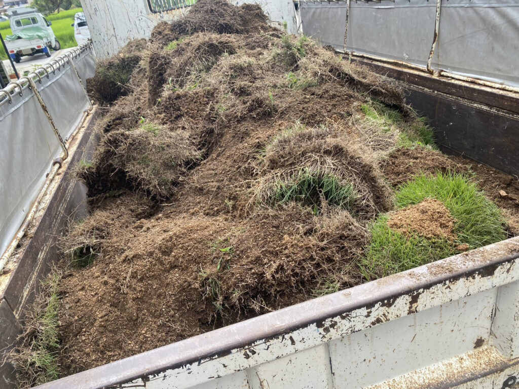 【綾川町Ｏ様邸】天然芝を撤去し、高品質人工芝にリフォーム⛑本日着工です (株)カインズガーデン｜香川県の庭リフォーム工事