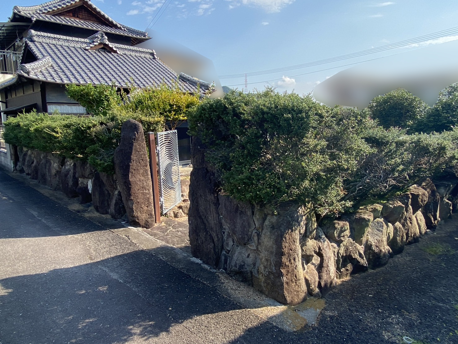 【綾川町ＭＯ様邸】生垣や坪庭を撤去し、カーポート付の新駐車場を確保✨庭リフォーム工事、本日着工⛑ (株)カインズガーデン