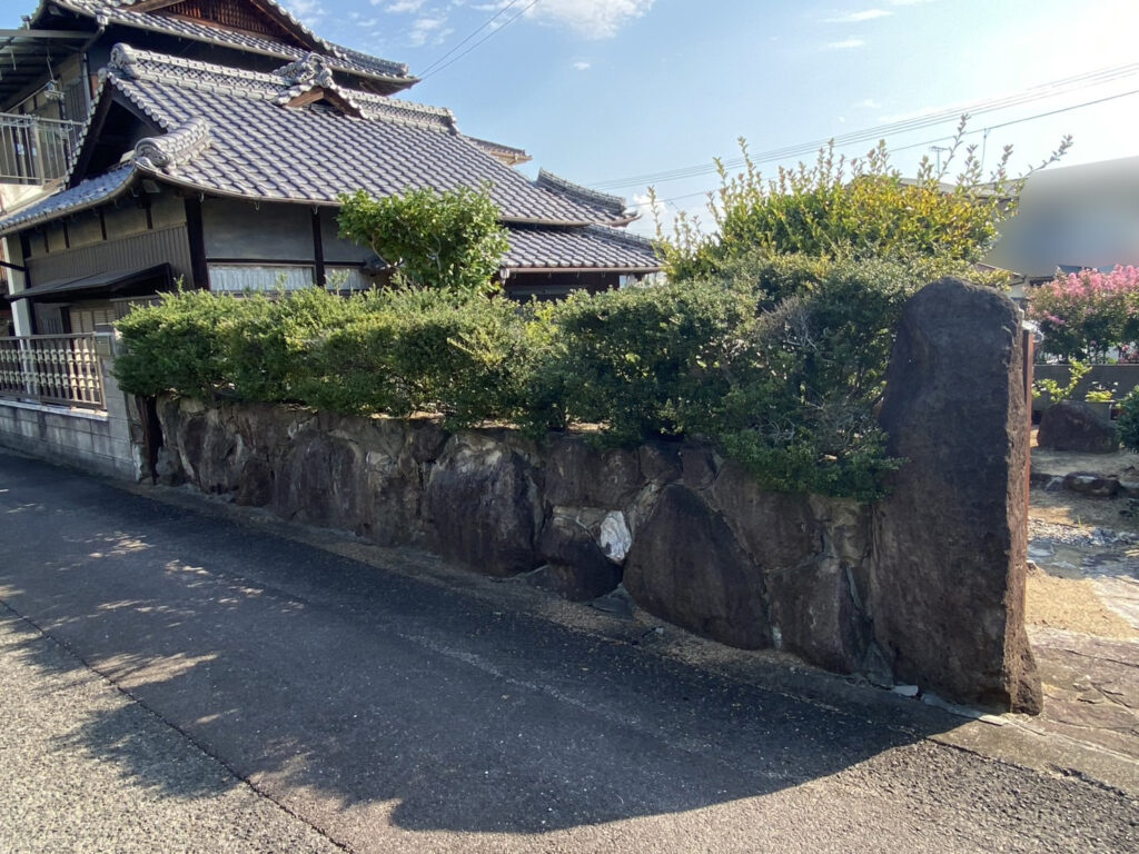 【綾川町ＭＯ様邸】生垣や坪庭を撤去し、カーポート付の新駐車場を確保✨庭リフォーム工事、本日着工⛑ (株)カインズガーデン