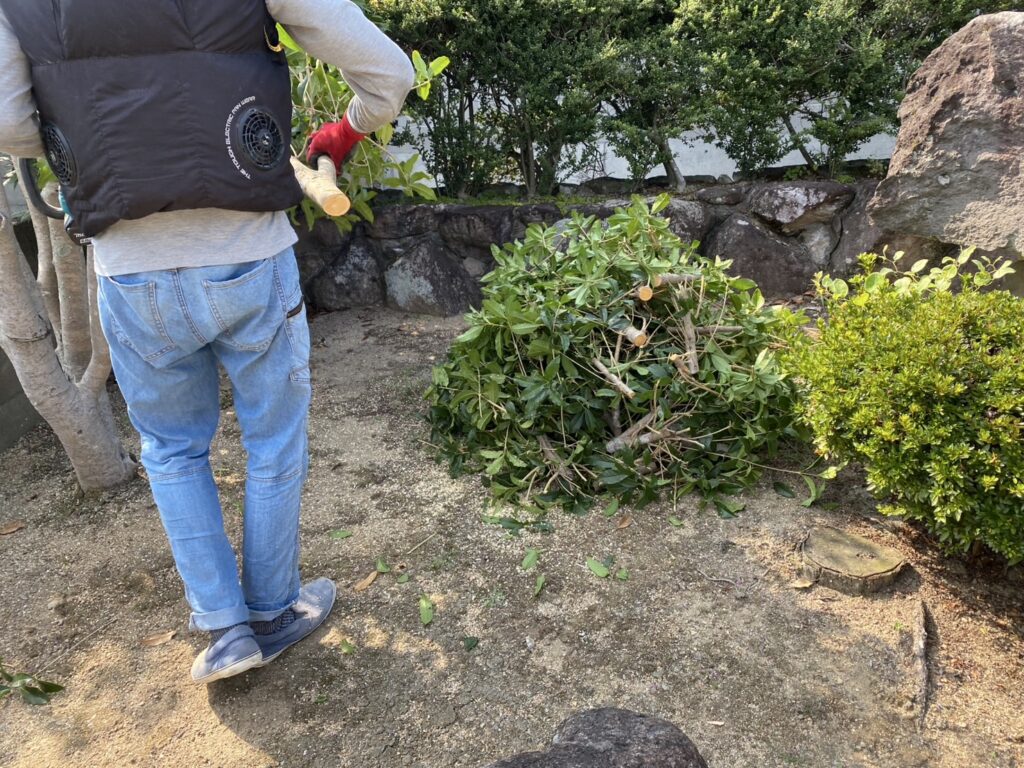 【綾川町ＭＯ様邸】生垣や坪庭を撤去し、カーポート付の新駐車場を確保✨庭リフォーム工事、本日着工⛑ (株)カインズガーデン