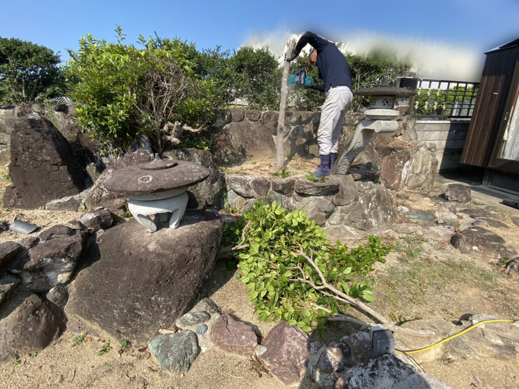 【綾川町ＭＯ様邸】生垣や坪庭を撤去し、カーポート付の新駐車場を確保✨庭リフォーム工事、本日着工⛑ (株)カインズガーデン