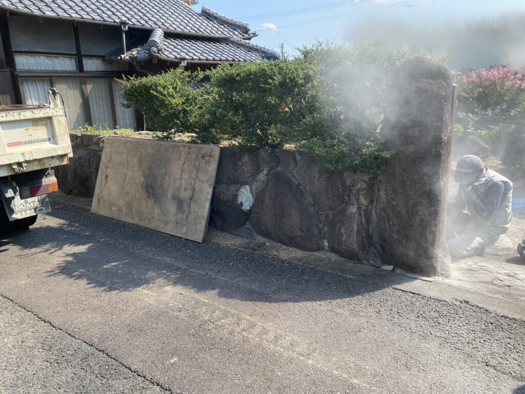 【綾川町ＭＯ様邸】生垣や坪庭を撤去し、カーポート付の新駐車場を確保✨庭リフォーム工事、本日着工⛑ (株)カインズガーデン