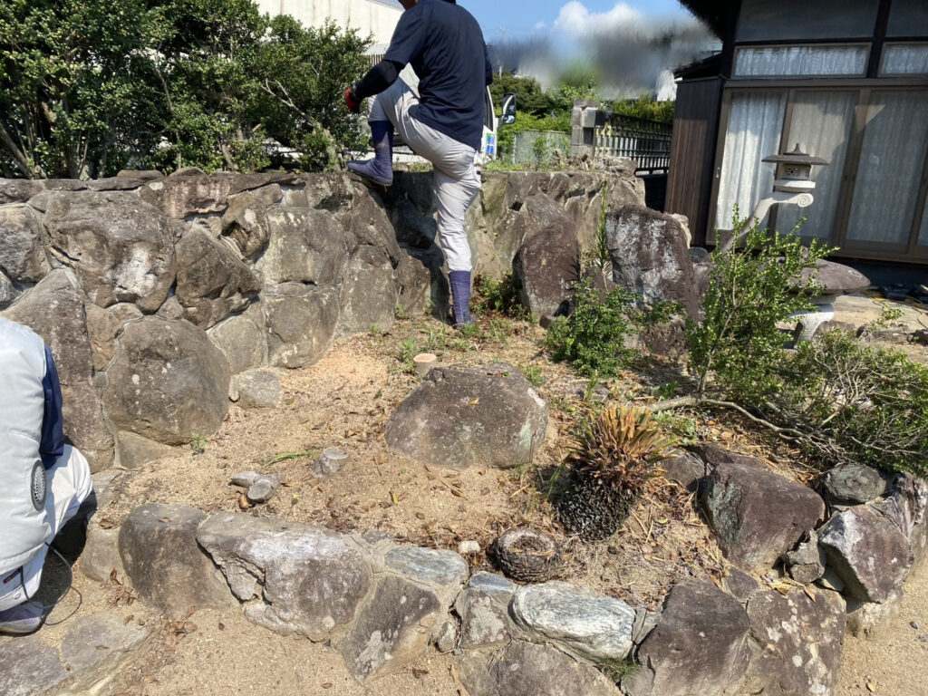 【綾川町ＭＯ様邸】生垣や坪庭を撤去し、カーポート付の新駐車場を確保✨庭リフォーム工事、本日着工⛑ (株)カインズガーデン