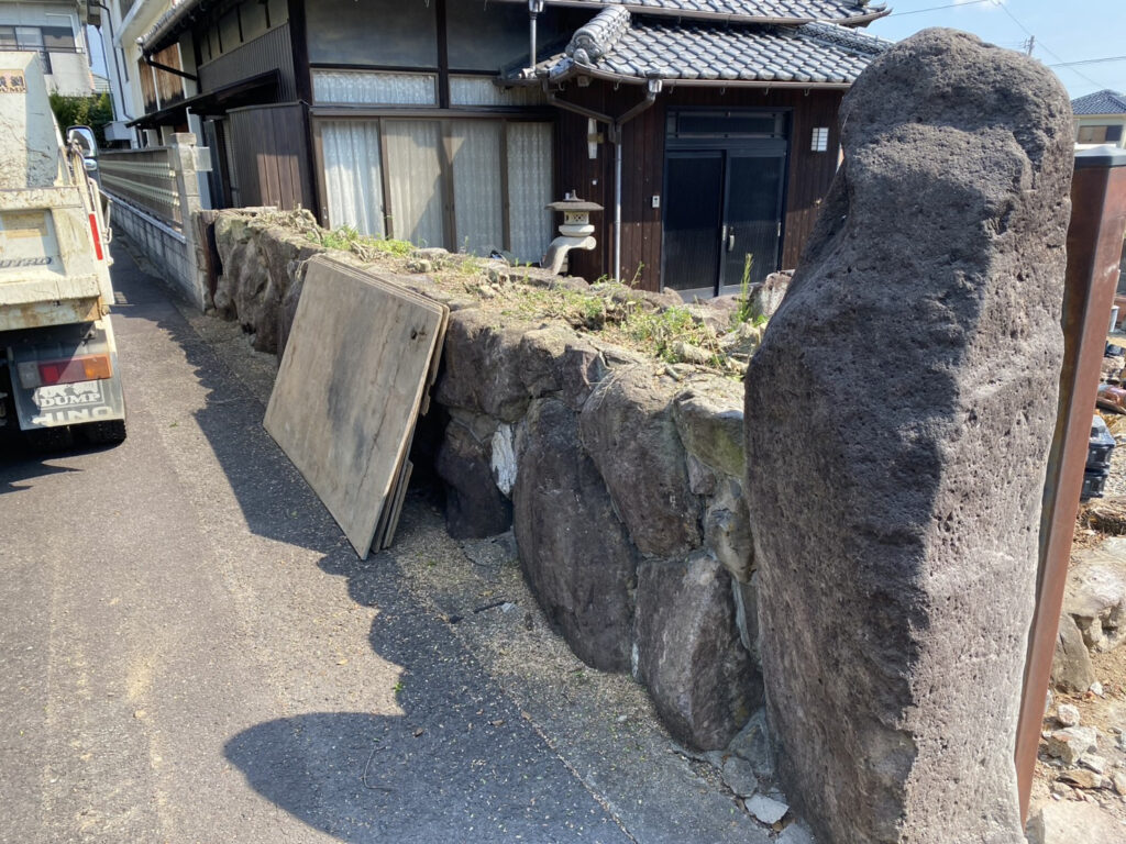 【綾川町ＭＯ様邸】生垣や坪庭を撤去し、カーポート付の新駐車場を確保✨庭リフォーム工事、本日着工⛑ (株)カインズガーデン