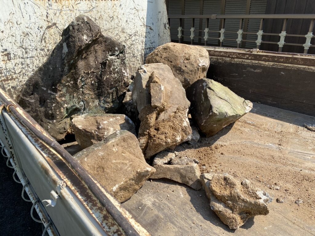【綾川町ＭＯ様邸】生垣や坪庭を撤去し、カーポート付の新駐車場を確保✨庭リフォーム工事、本日着工⛑ (株)カインズガーデン