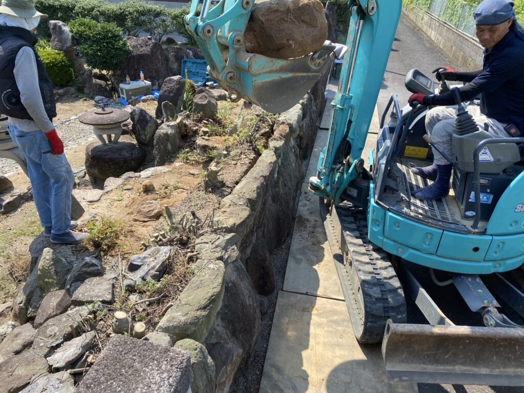 【綾川町ＭＯ様邸】生垣や坪庭を撤去し、カーポート付の新駐車場を確保✨庭リフォーム工事、本日着工⛑ (株)カインズガーデン