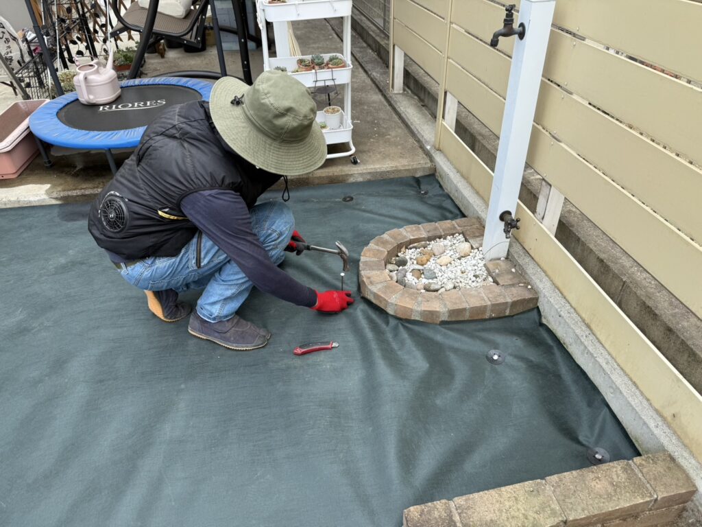 【高松市Ｉ様邸】防草シートと砂利でスッキリ雑草対策＆花壇仕舞い完了✨ドッグランはフェンス設置待ち (株)カインズガーデン｜香川の庭リフォーム工事