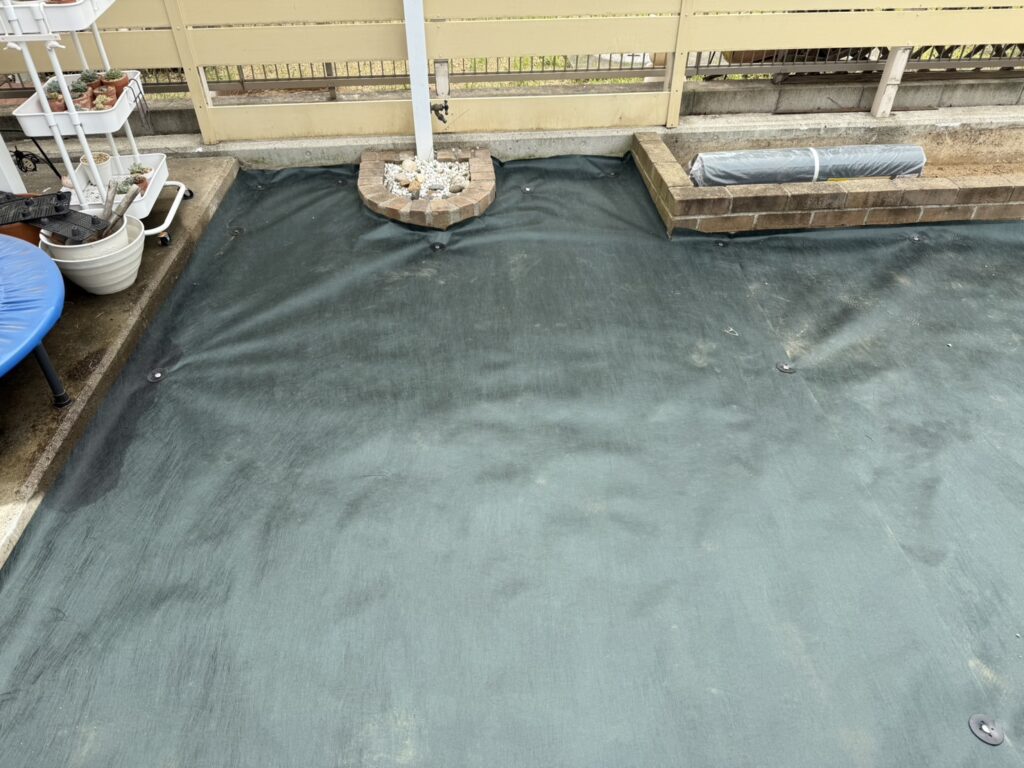 【高松市Ｉ様邸】防草シートと砂利でスッキリ雑草対策＆花壇仕舞い完了✨ドッグランはフェンス設置待ち (株)カインズガーデン｜香川の庭リフォーム工事