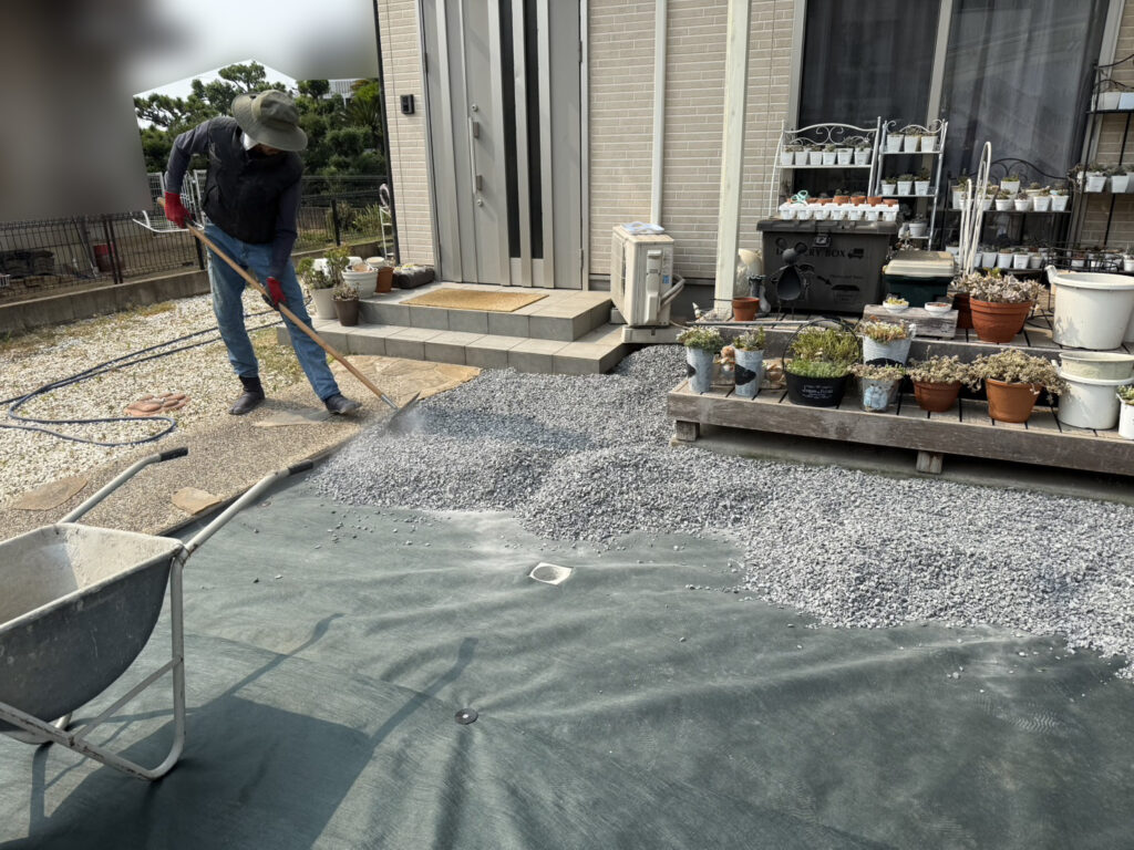 【高松市Ｉ様邸】防草シートと砂利でスッキリ雑草対策＆花壇仕舞い完了✨ドッグランはフェンス設置待ち (株)カインズガーデン｜香川の庭リフォーム工事