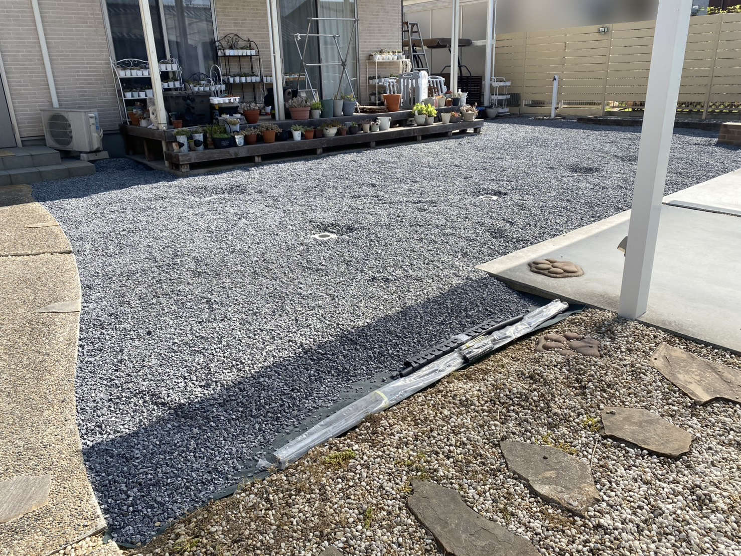 【高松市Ｉ様邸】防草シートと砂利でスッキリ雑草対策＆花壇仕舞い完了✨ドッグランはフェンス設置待ち (株)カインズガーデン｜香川の庭リフォーム工事