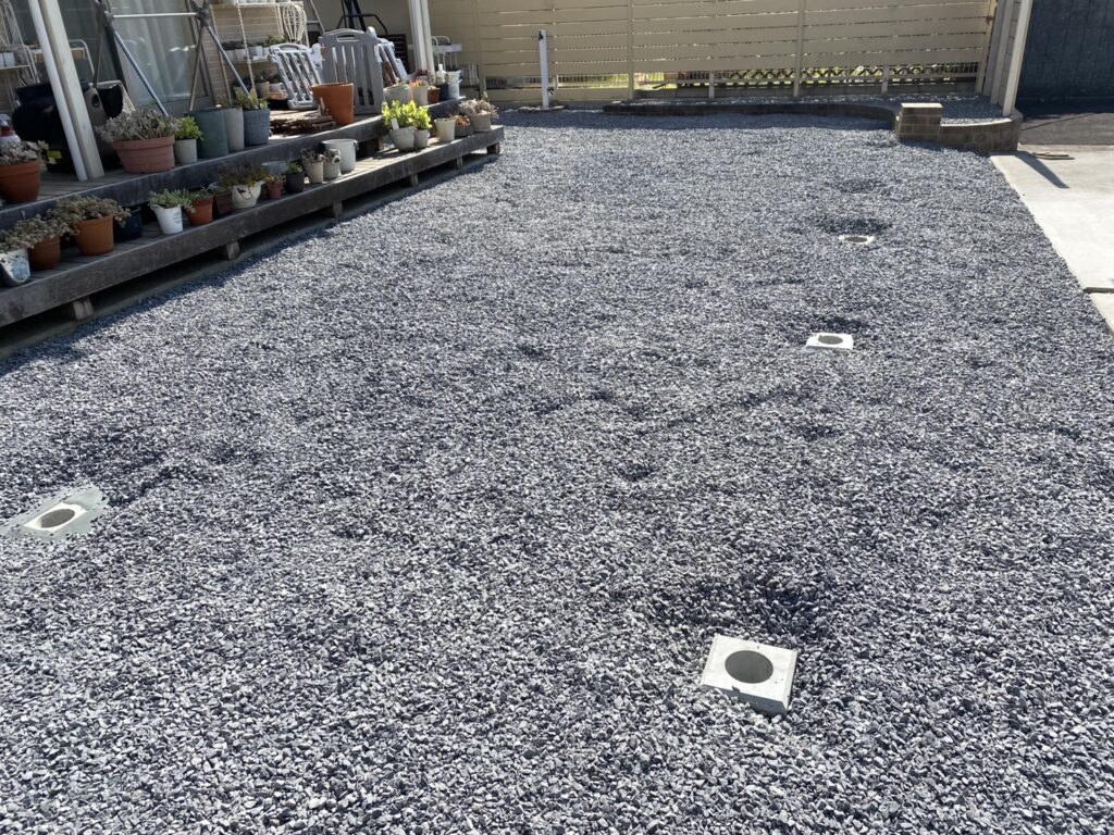 【高松市Ｉ様邸】防草シートと砂利でスッキリ雑草対策＆花壇仕舞い完了✨ドッグランはフェンス設置待ち (株)カインズガーデン｜香川の庭リフォーム工事